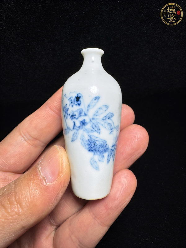 古玩花卉紋青花鼻煙壺真品鑒賞圖
