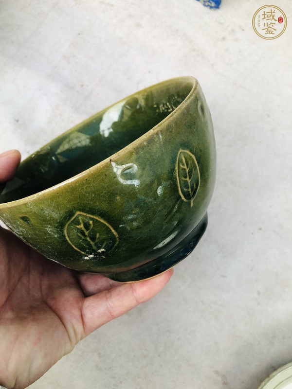 古玩陶瓷綠釉印花碗真品鑒賞圖