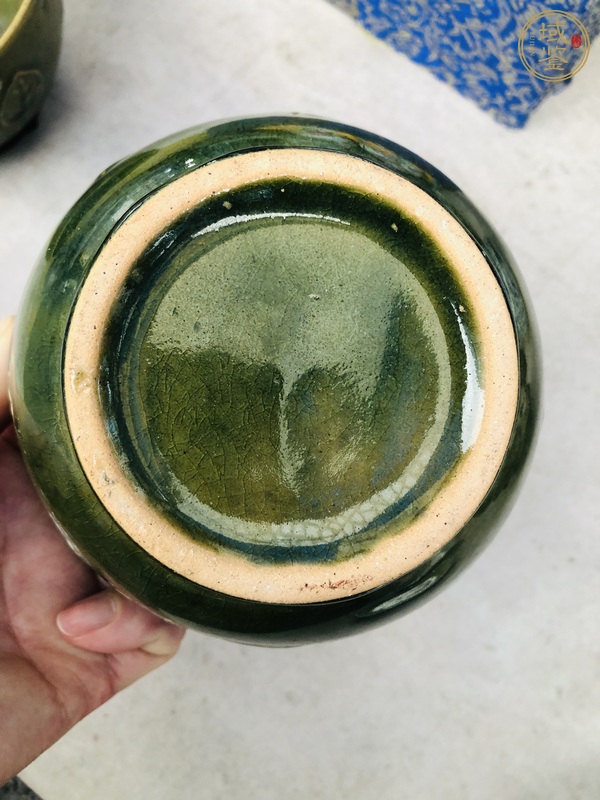 古玩陶瓷綠釉印花碗真品鑒賞圖