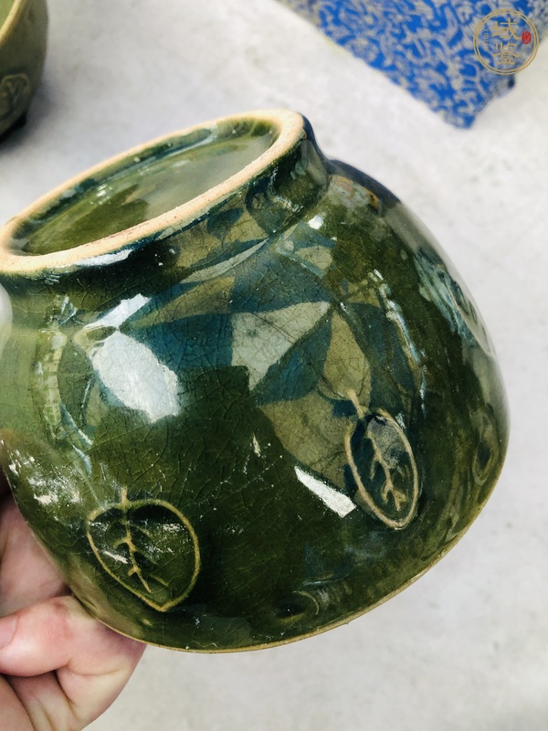 古玩陶瓷綠釉印花碗真品鑒賞圖