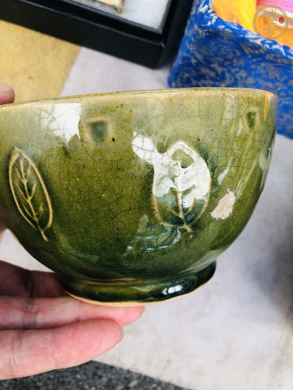 古玩陶瓷綠釉印花碗真品鑒賞圖