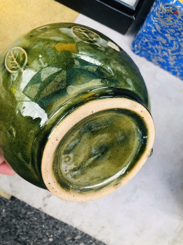 古玩陶瓷綠釉印花碗真品鑒賞圖