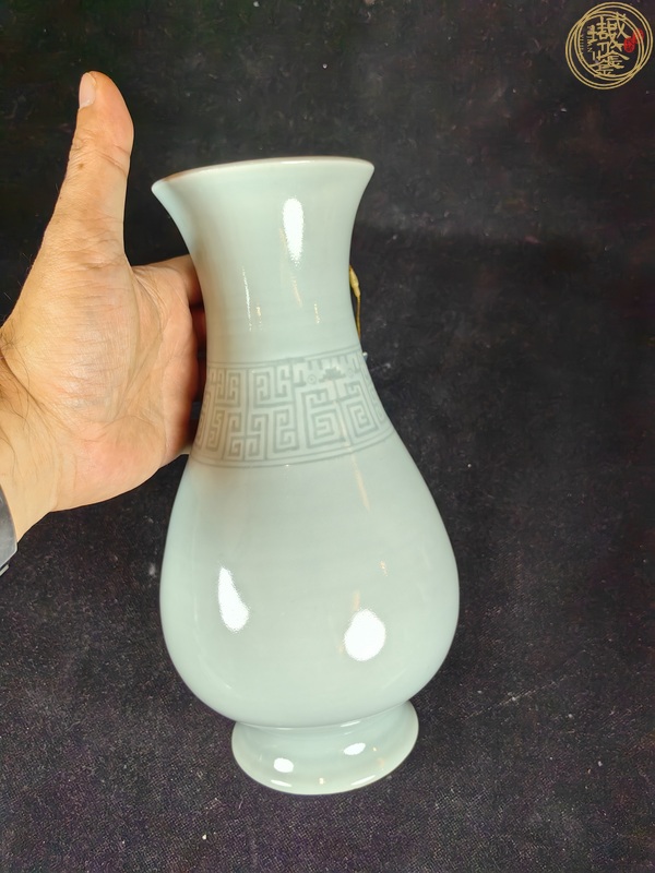 古玩陶瓷民國青釉暗刻琵琶尊真品鑒賞圖