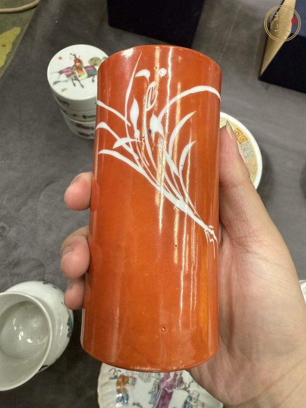 古玩陶瓷珊瑚紅留白蘭草紋筆筒真品鑒賞圖
