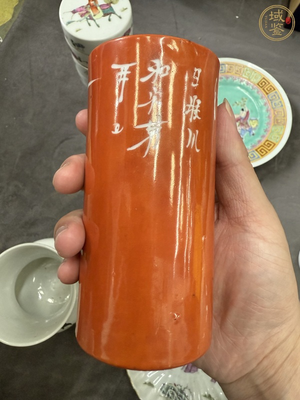 古玩陶瓷珊瑚紅留白蘭草紋筆筒真品鑒賞圖