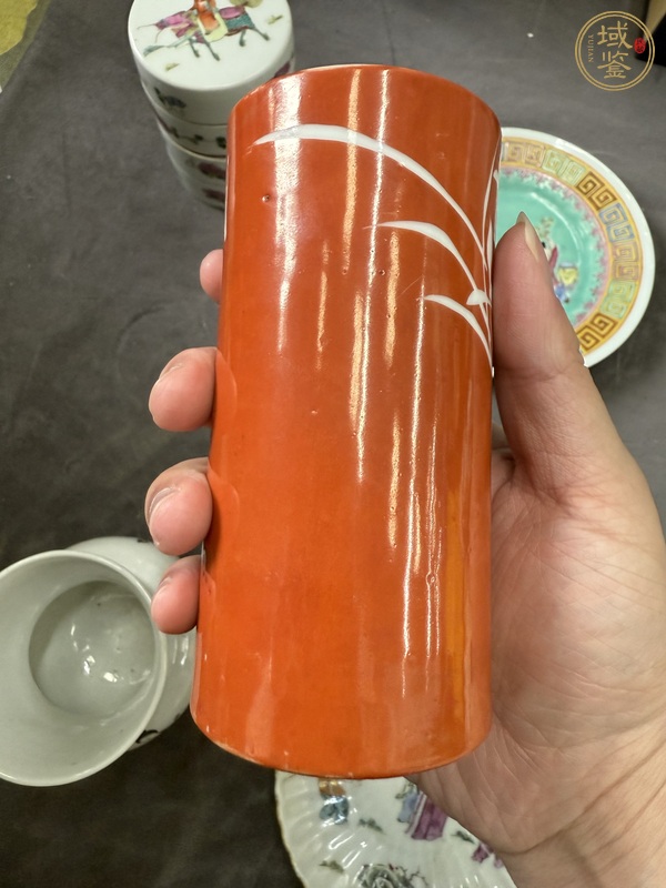 古玩陶瓷珊瑚紅留白蘭草紋筆筒真品鑒賞圖