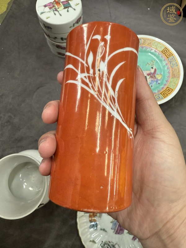 古玩陶瓷珊瑚紅留白蘭草紋筆筒真品鑒賞圖