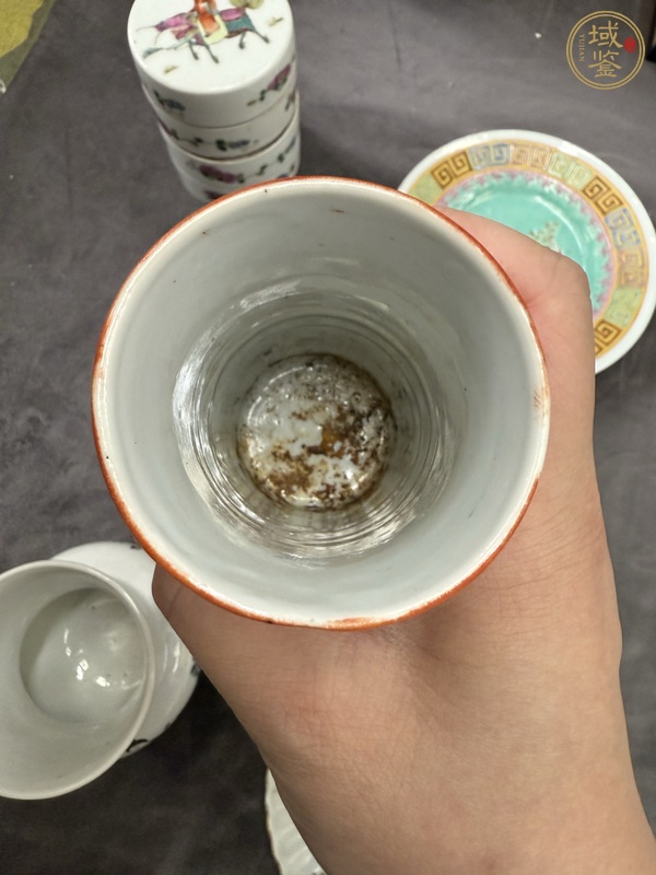 古玩陶瓷珊瑚紅留白蘭草紋筆筒真品鑒賞圖