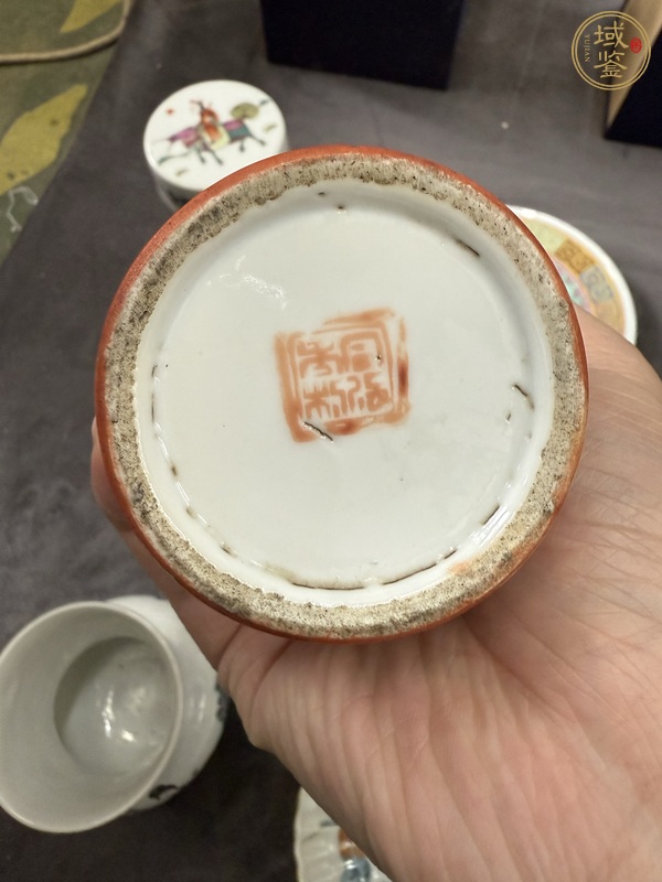 古玩陶瓷珊瑚紅留白蘭草紋筆筒真品鑒賞圖