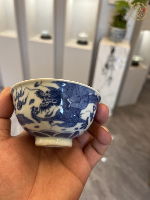 古玩陶瓷青花趕珠龍紋茶碗真品鑒賞圖