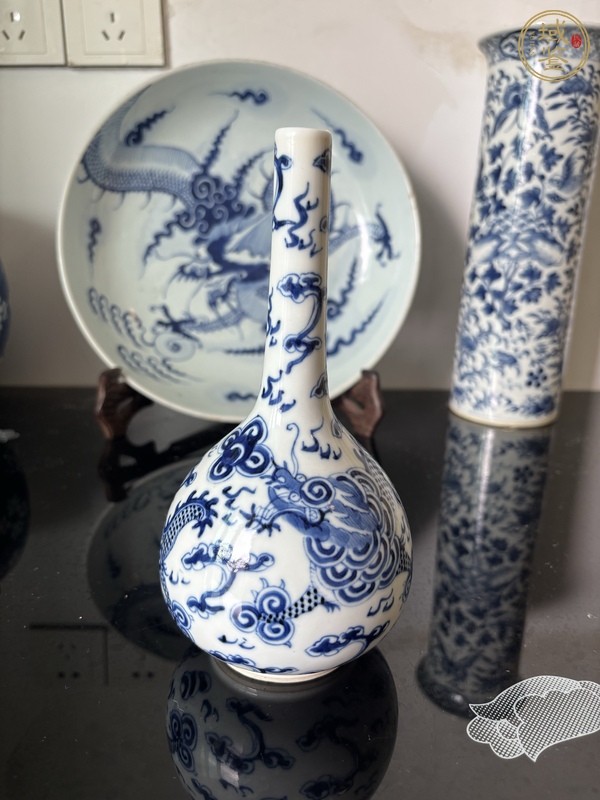 古玩晚清青花云龍紋長頸瓶真品鑒賞圖