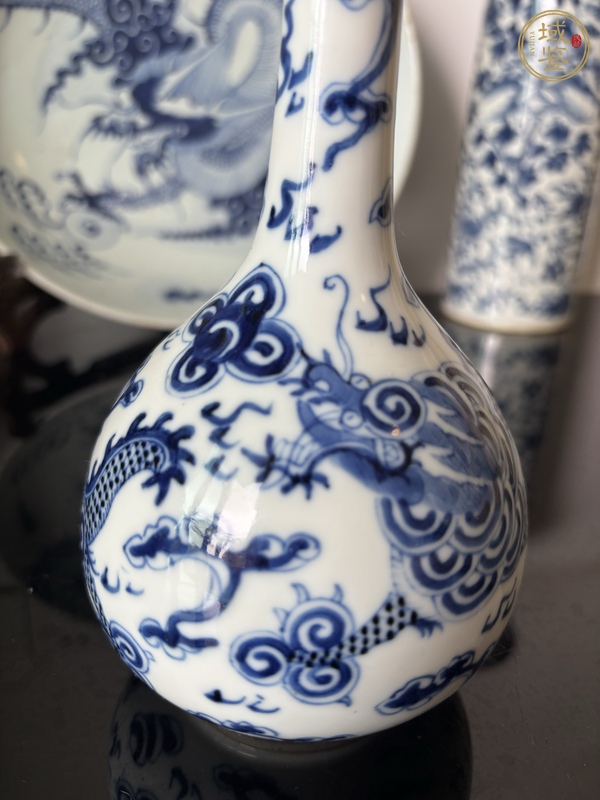 古玩陶瓷晚清青花云龍紋長頸瓶真品鑒賞圖
