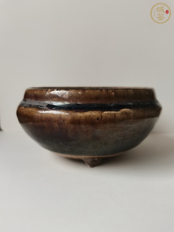 古玩陶瓷醬釉斂口三足爐真品鑒賞圖