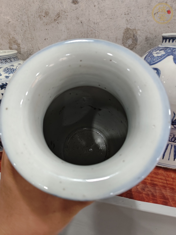古玩陶瓷藍(lán)釉堆白花卉紋燈籠瓶真品鑒賞圖