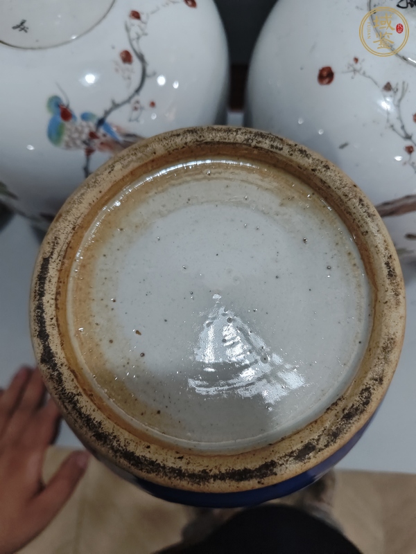 古玩陶瓷藍(lán)釉堆白花卉紋燈籠瓶真品鑒賞圖