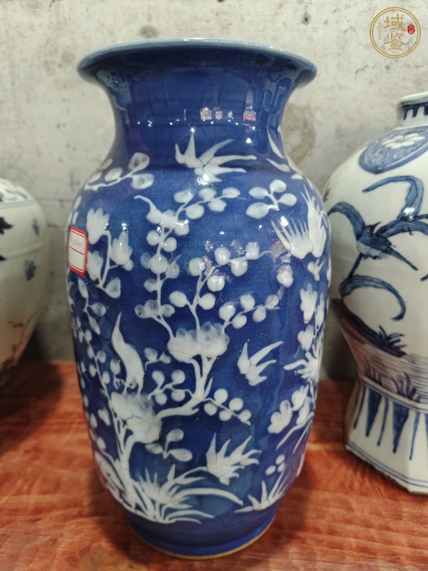 古玩陶瓷藍(lán)釉堆白花卉紋燈籠瓶真品鑒賞圖