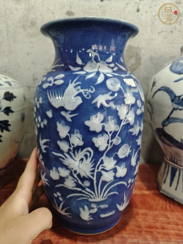 古玩陶瓷藍(lán)釉堆白花卉紋燈籠瓶真品鑒賞圖