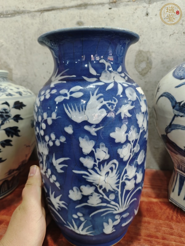 古玩陶瓷藍(lán)釉堆白花卉紋燈籠瓶真品鑒賞圖