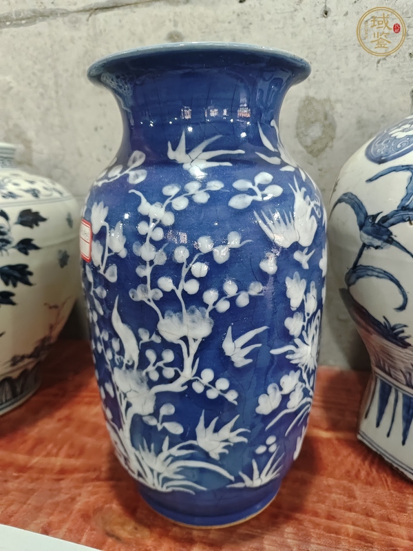 古玩陶瓷藍(lán)釉堆白花卉紋燈籠瓶真品鑒賞圖