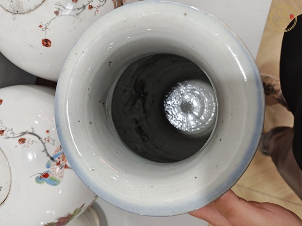 古玩陶瓷藍(lán)釉堆白花卉紋燈籠瓶真品鑒賞圖