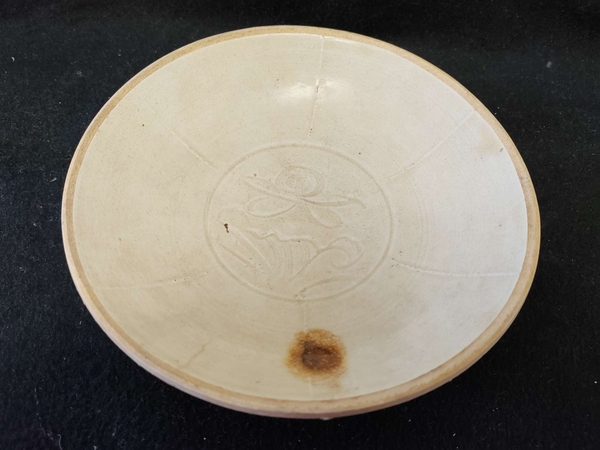 古玩陶瓷宋代五大名窯之一定窯六出筋刻花盤拍賣，當(dāng)前價格998元