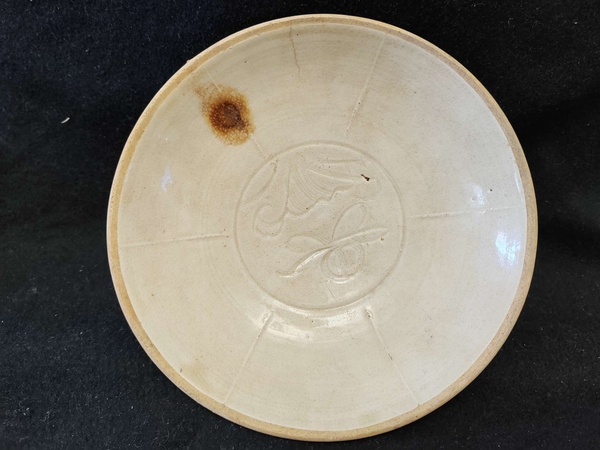 古玩轉(zhuǎn)賣宋代五大名窯之一定窯六出筋刻花盤拍賣，當前價格0元