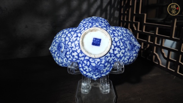 古玩陶瓷清乾隆·青花纏枝花卉紋元寶茶船真品鑒賞圖
