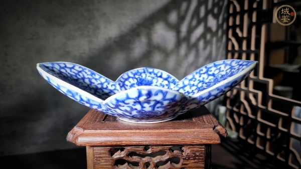 古玩陶瓷清乾隆·青花纏枝花卉紋元寶茶船真品鑒賞圖