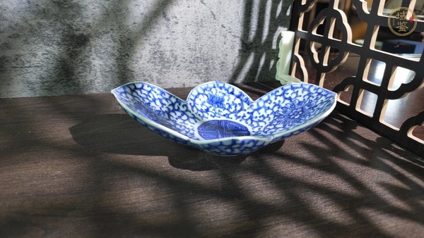 古玩陶瓷清乾隆·青花纏枝花卉紋元寶茶船真品鑒賞圖