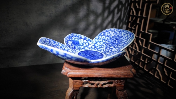 古玩陶瓷清乾隆·青花纏枝花卉紋元寶茶船真品鑒賞圖