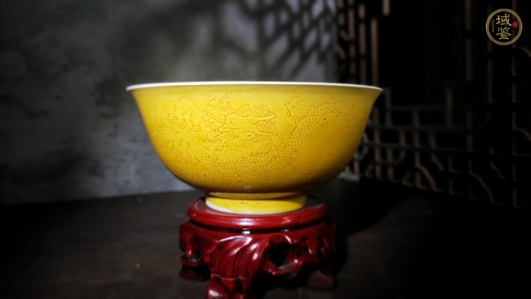 古玩陶瓷清光緒·黃釉暗刻龍紋碗(官)真品鑒賞圖