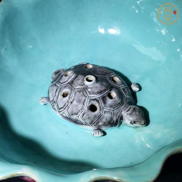 古玩陶瓷清末民初·粉彩龜棲蓮臺仿生供器大香插真品鑒賞圖