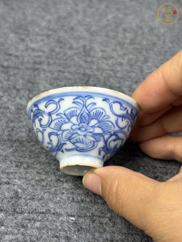 古玩青花纏枝花卉紋壓手杯真品鑒賞圖