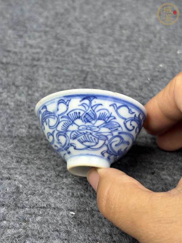 古玩陶瓷青花纏枝花卉紋壓手杯真品鑒賞圖