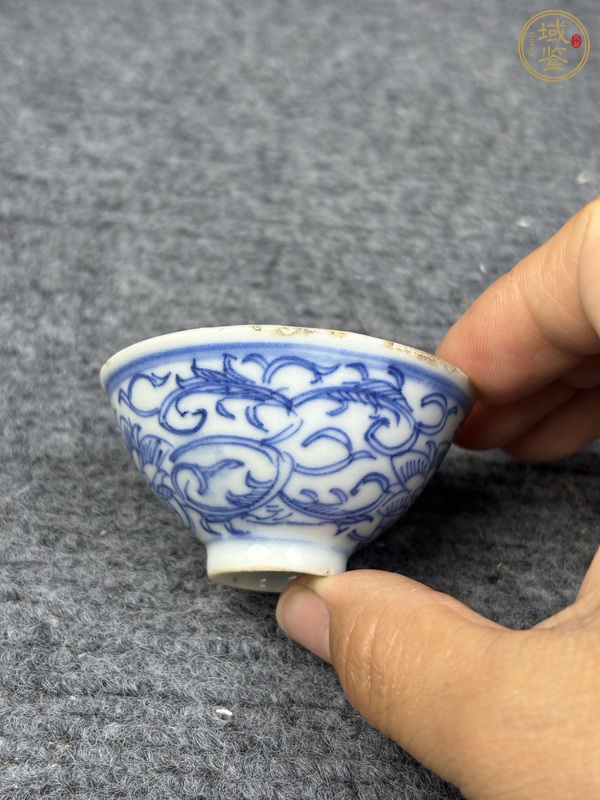 古玩陶瓷青花纏枝花卉紋壓手杯真品鑒賞圖