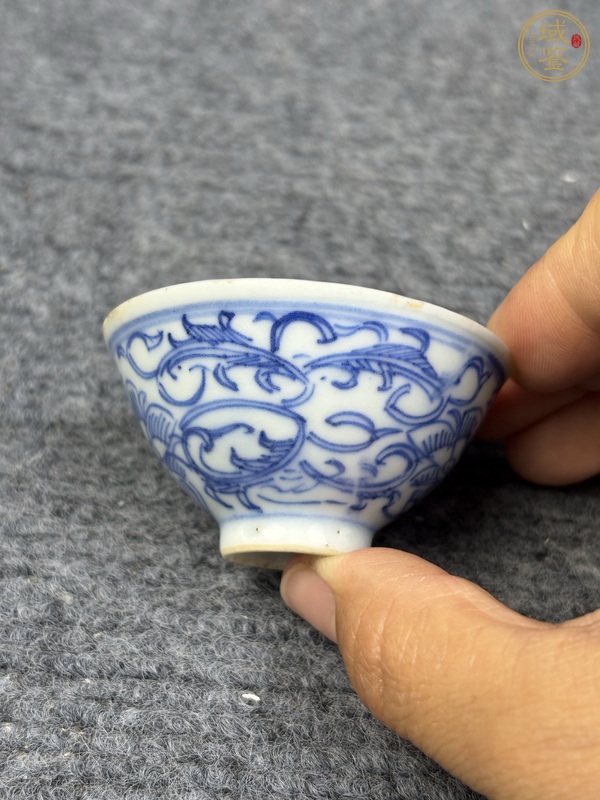 古玩陶瓷青花纏枝花卉紋壓手杯真品鑒賞圖