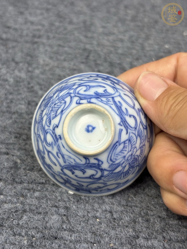 古玩陶瓷青花纏枝花卉紋壓手杯真品鑒賞圖