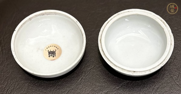 古玩陶瓷花鳥(niǎo)紋蓋盒真品鑒賞圖
