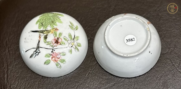 古玩陶瓷花鳥(niǎo)紋蓋盒真品鑒賞圖