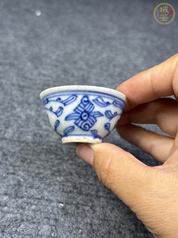 古玩青花纏枝花卉紋小杯真品鑒賞圖