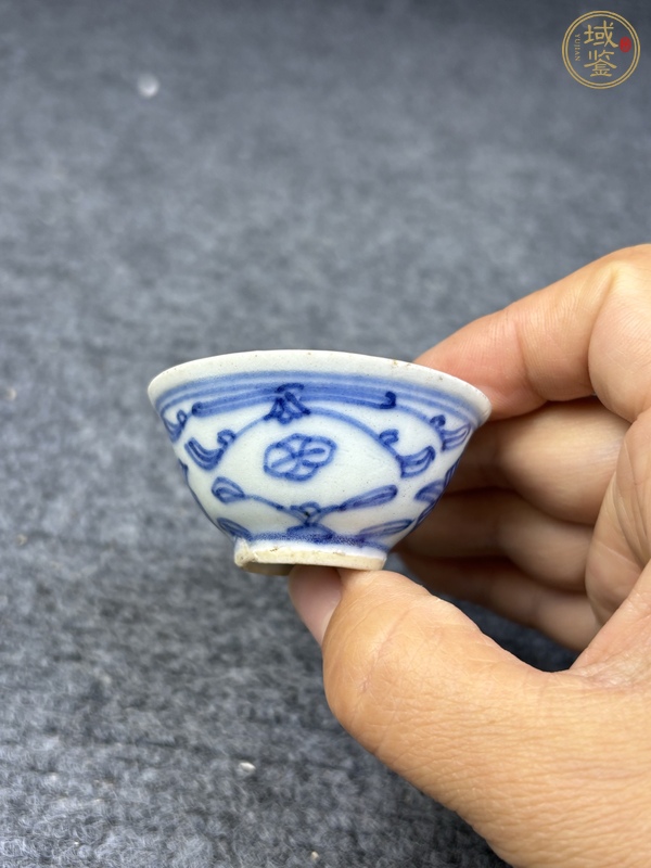 古玩陶瓷青花纏枝花卉紋小杯真品鑒賞圖