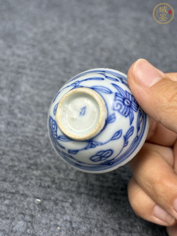 古玩陶瓷青花纏枝花卉紋小杯真品鑒賞圖