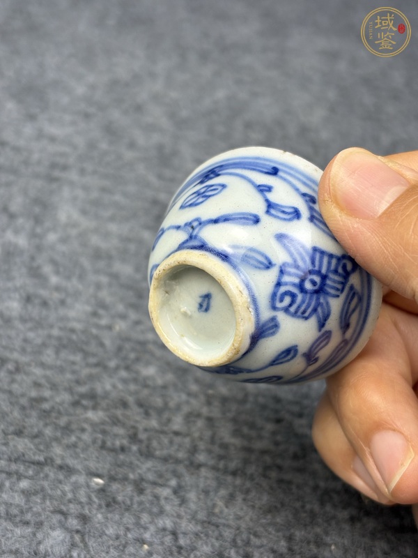 古玩陶瓷青花纏枝花卉紋小杯真品鑒賞圖