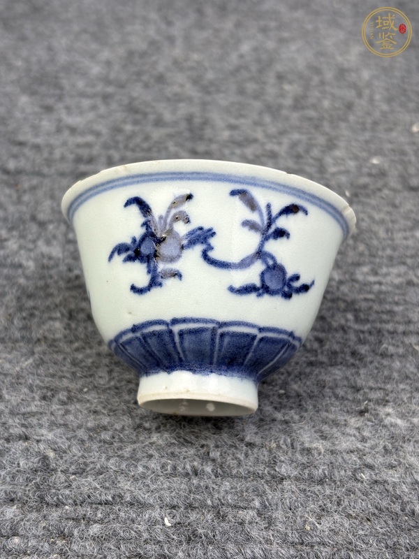 古玩陶瓷青花花卉紋壓手杯真品鑒賞圖