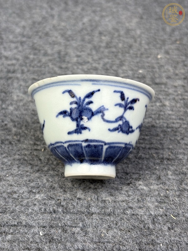 古玩陶瓷青花花卉紋壓手杯真品鑒賞圖