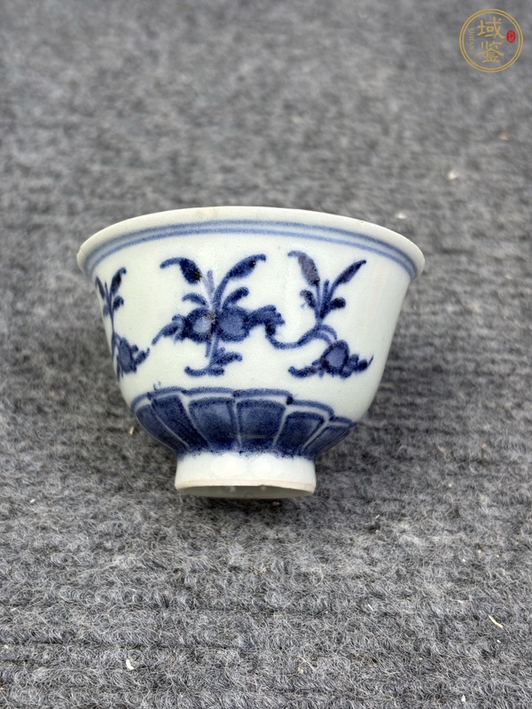 古玩陶瓷青花花卉紋壓手杯真品鑒賞圖