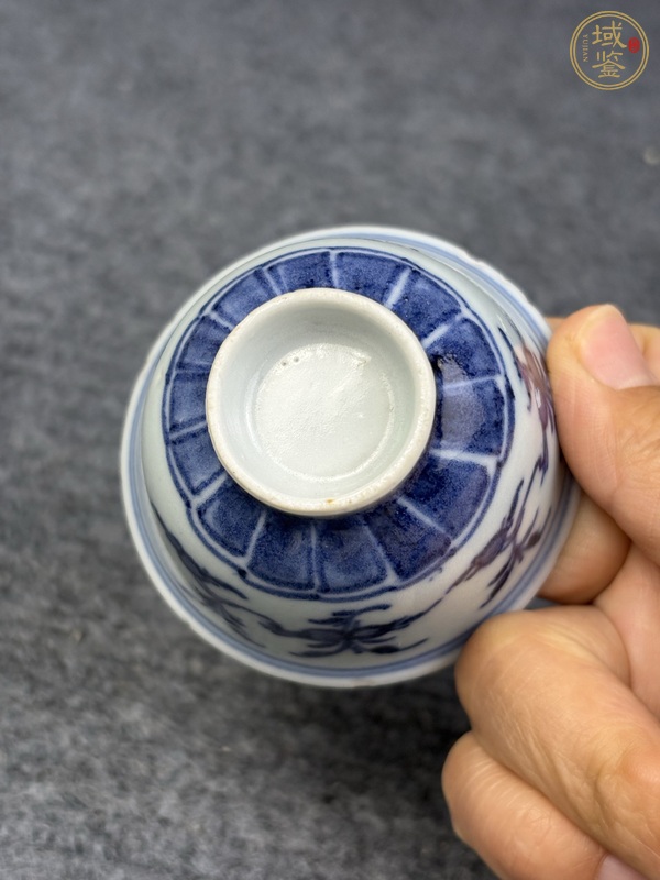 古玩陶瓷青花花卉紋壓手杯真品鑒賞圖