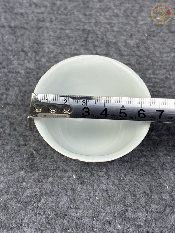古玩陶瓷青花花卉紋壓手杯真品鑒賞圖