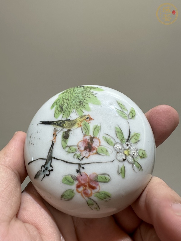 古玩陶瓷花鳥(niǎo)紋蓋盒真品鑒賞圖
