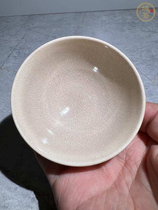 古玩陶瓷哥釉杯真品鑒賞圖